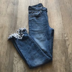 Medium wash cropped frayed ankle jeans